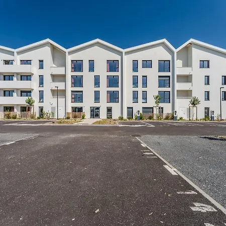 Luminous With Balcony And Parking 3*